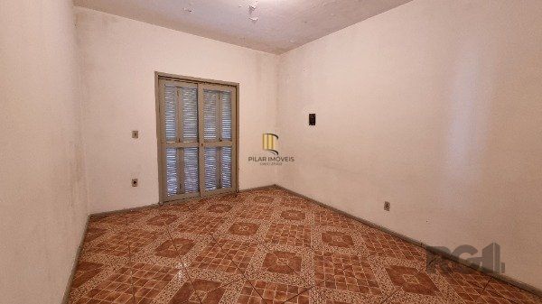 Casa /Sobrado  com apartamento e loja, estacionamento, a venda no Bairro Jardim Itu.  Lojão embaixo com dois banheiros e divisórias,