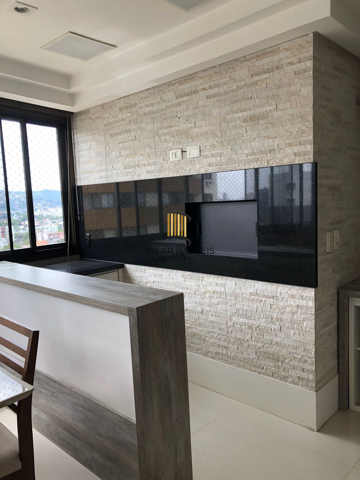 Apartamento 03 dormitórios, duas vagas individuais, edifício com infra, Bairro Cristal