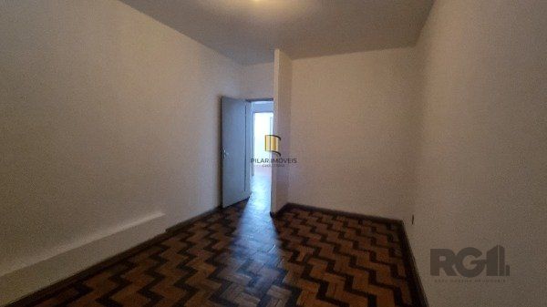 Casa /Sobrado  com apartamento e loja, estacionamento, a venda no Bairro Jardim Itu.  Lojão embaixo com dois banheiros e divisórias,