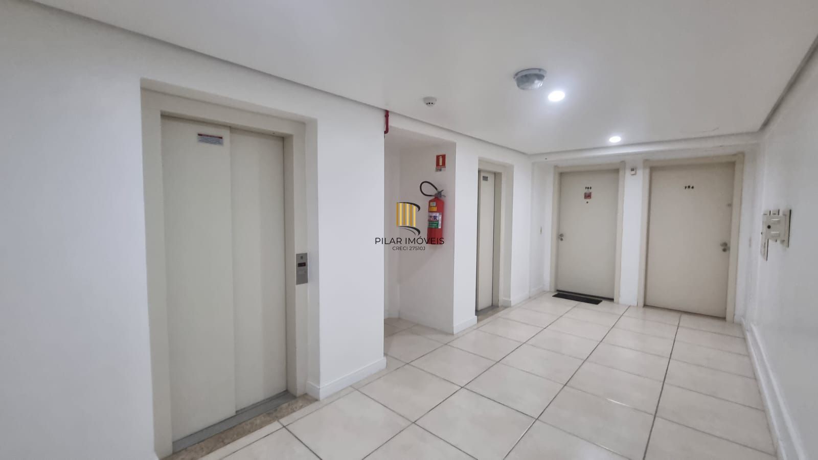 Apartamento 03 dormitórios 110mq e duas vagas, semi mobiliado,  no Bairro Auxiliadora para locação.