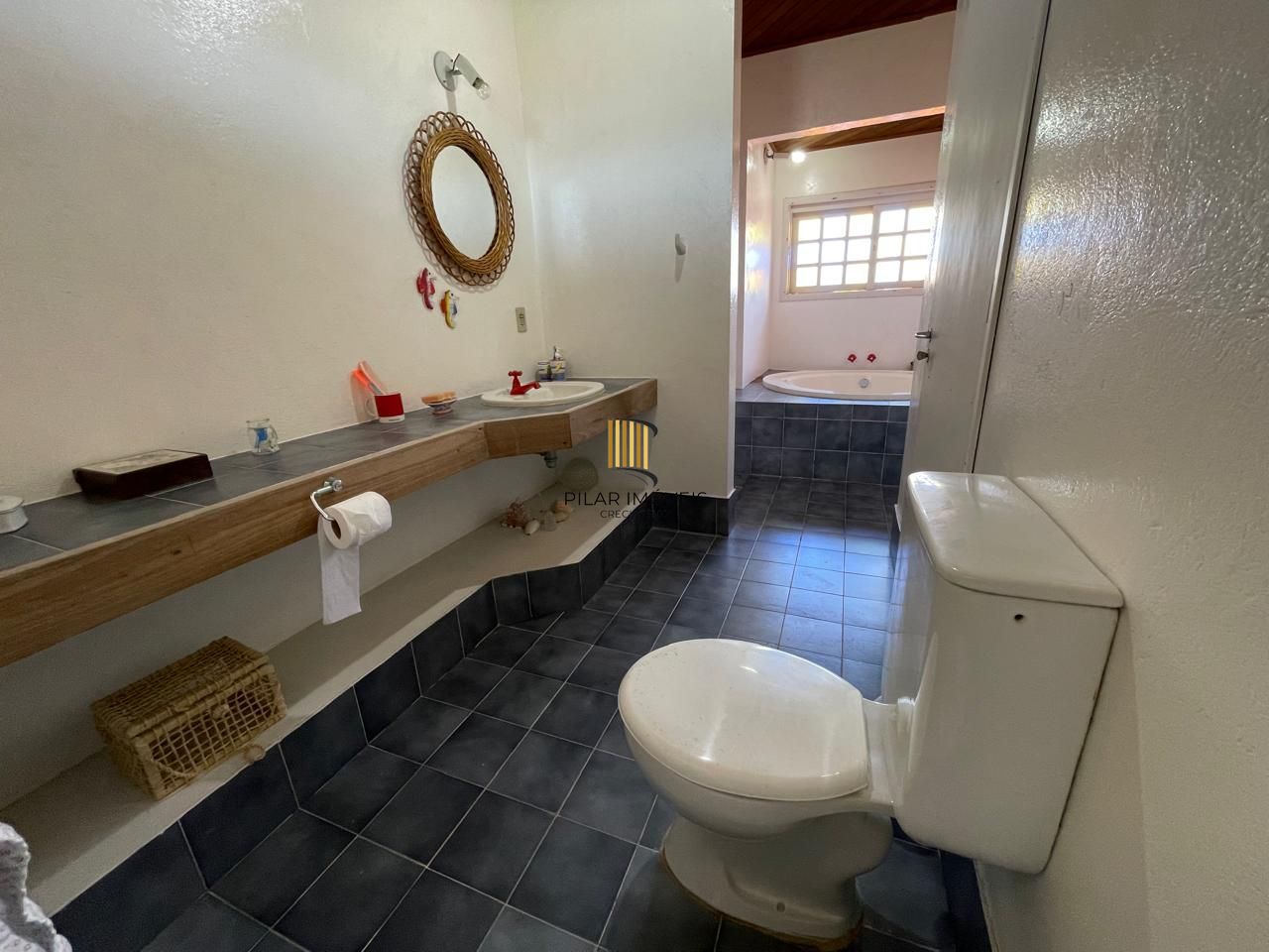 Casa 04 dormitórios, sobrado, a venda em Arroio do Sal, próximo a Torres.