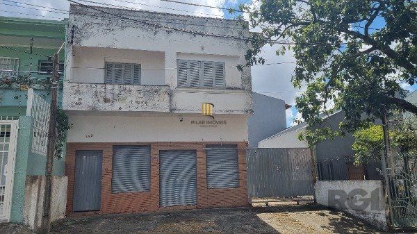 Casa /Sobrado  com apartamento e loja, estacionamento, a venda no Bairro Jardim Itu.  Lojão embaixo com dois banheiros e divisórias,