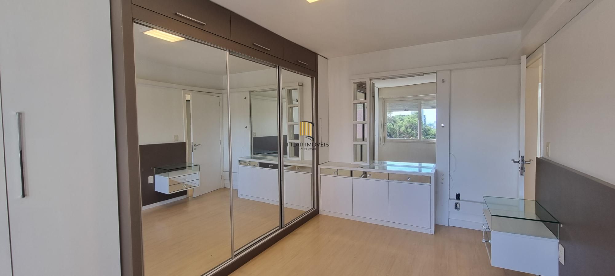 Apartamento 03 dormitórios, dependência e vaga de estacionamento no Bairro São João