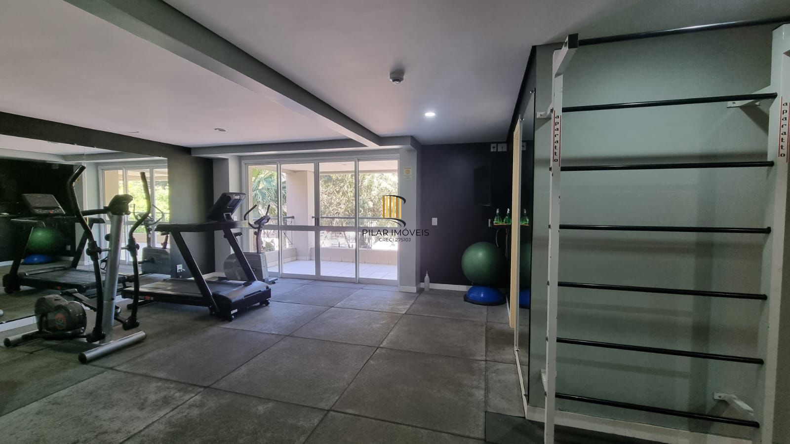 Apartamento 03 dormitórios 110mq e duas vagas, semi mobiliado,  no Bairro Auxiliadora para locação.