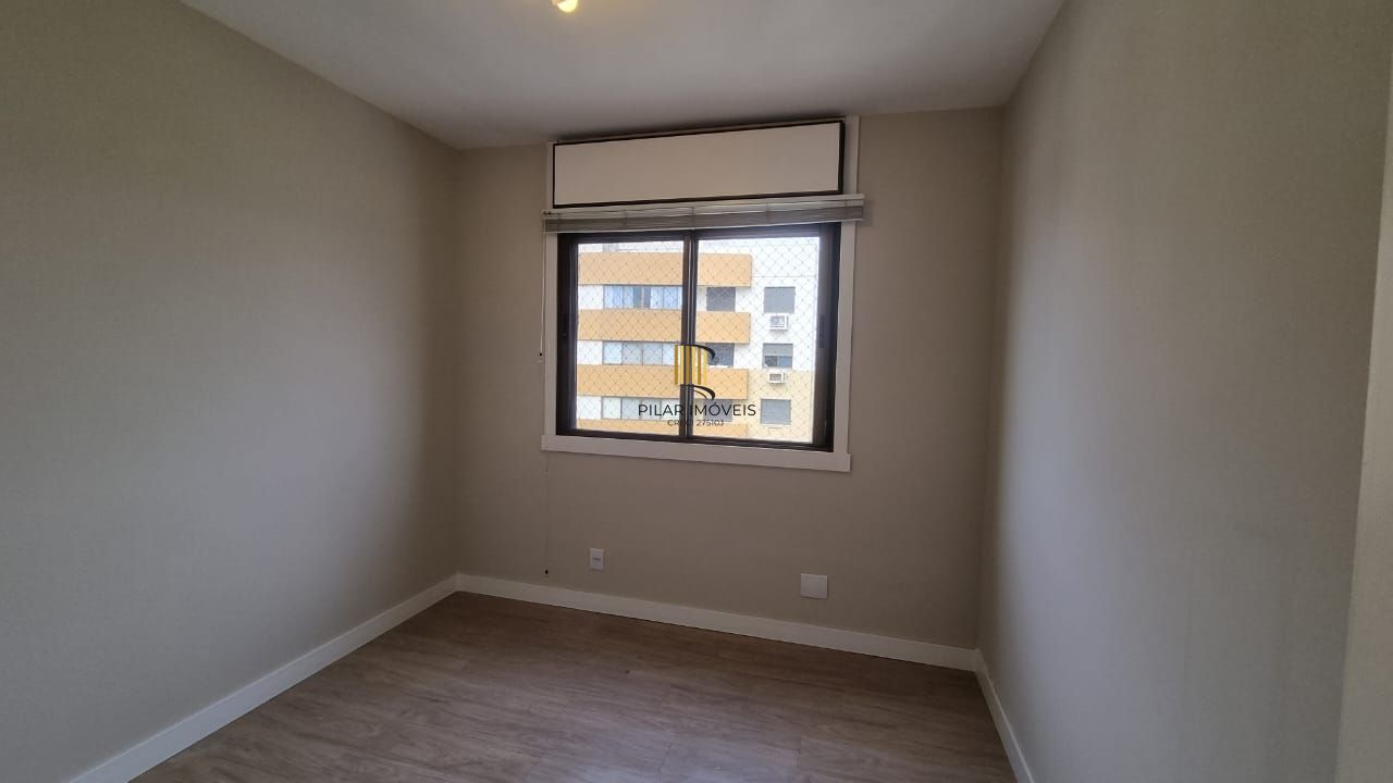 Apartamento 03 dormitórios, duas vagas individuais, edifício com infra, Bairro Cristal