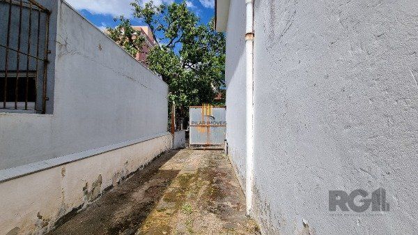 Casa /Sobrado  com apartamento e loja, estacionamento, a venda no Bairro Jardim Itu.  Lojão embaixo com dois banheiros e divisórias,