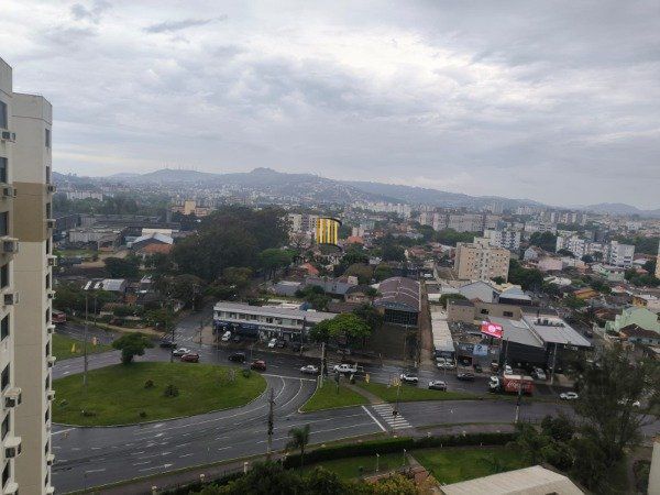 Apartamento 03 dormitórios, duas vagas individuais, edifício com infra, Bairro Cristal