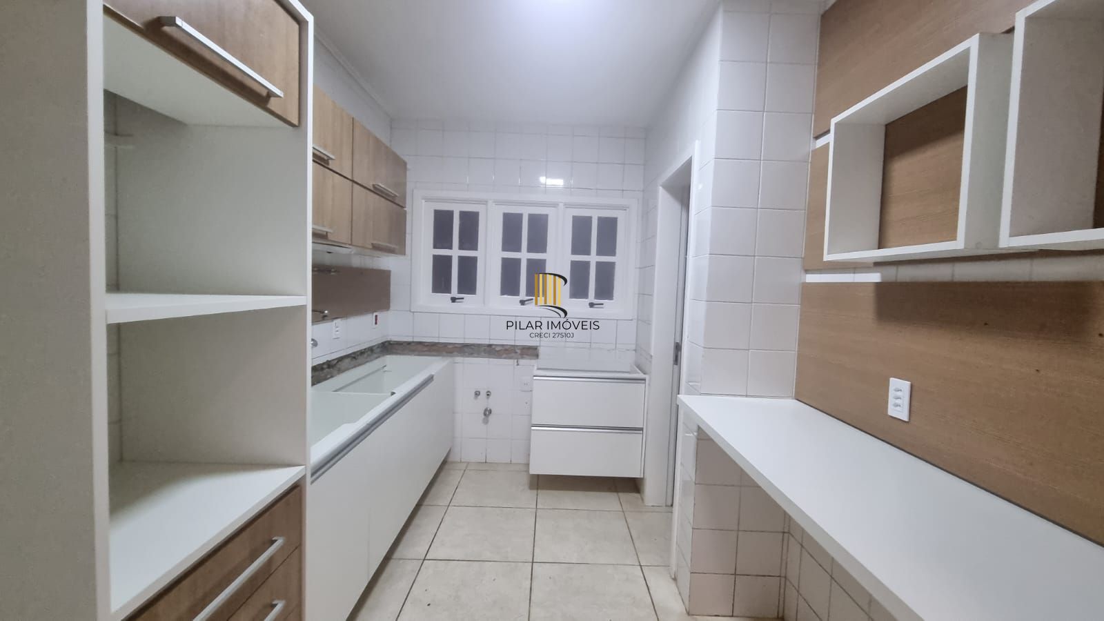 Casa no Condomínio Villa Dei Fiori com 03 dormitórios, duas vagas, Bairro Tristeza a venda na Zona Sul de Porto Alegre