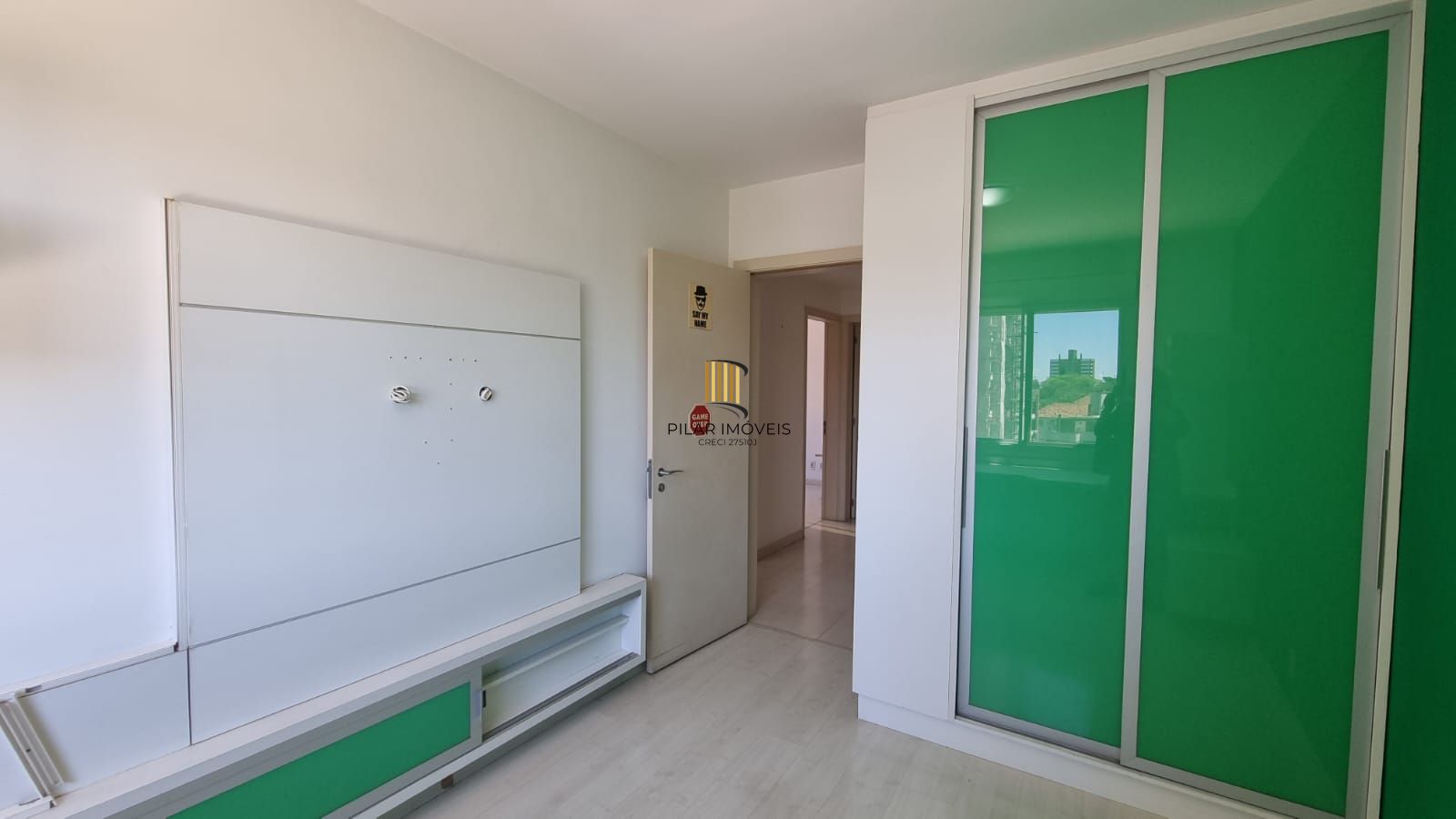 Apartamento 03 dormitórios 110mq e duas vagas, semi mobiliado,  no Bairro Auxiliadora para locação.