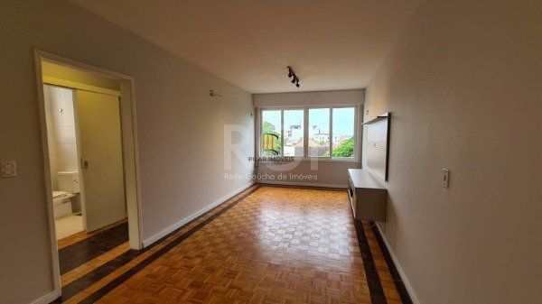 Apartamento 02 dormitórios com dependência e duas vagas no bairro São João.