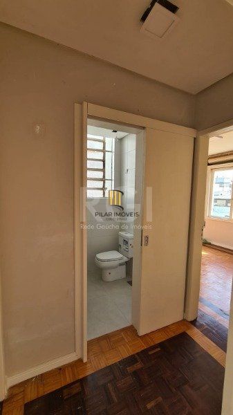Apartamento 02 dormitórios com dependência e duas vagas no bairro São João.