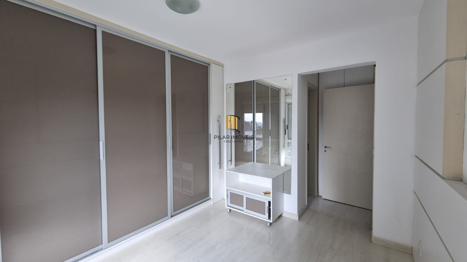 Apartamento 03 dormitórios 110mq e duas vagas, semi mobiliado,  no Bairro Auxiliadora para locação.