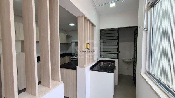 Apartamento 02 dormitórios com dependência e duas vagas no bairro São João.