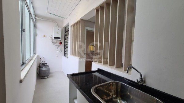 Apartamento 02 dormitórios com dependência e duas vagas no bairro São João.