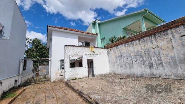 Casa /Sobrado  com apartamento e loja, estacionamento, a venda no Bairro Jardim Itu.  Lojão embaixo com dois banheiros e divisórias,