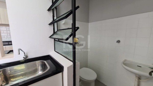 Apartamento 02 dormitórios com dependência e duas vagas no bairro São João.