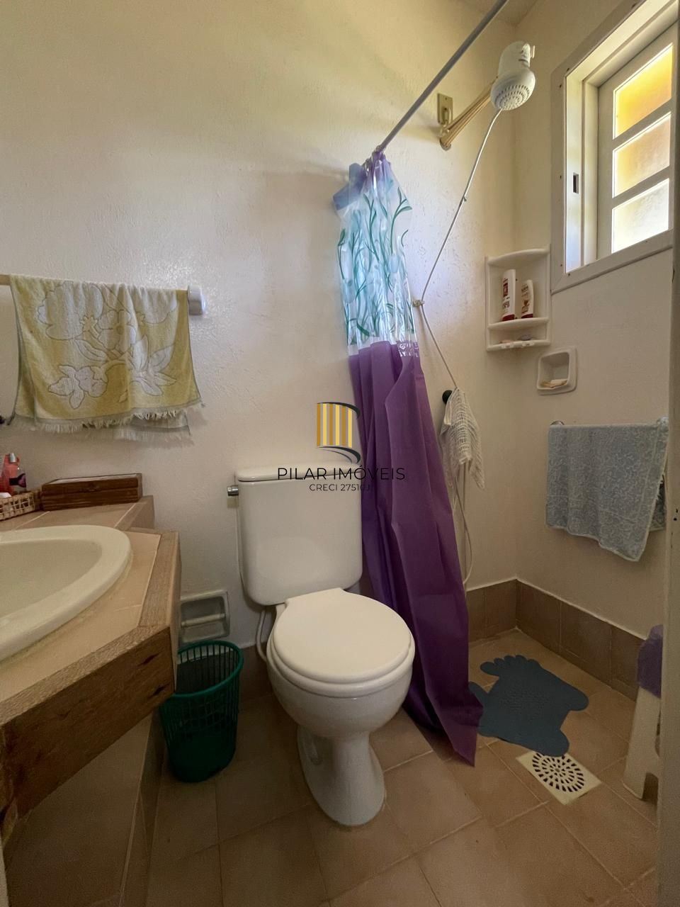 Casa 04 dormitórios, sobrado, a venda em Arroio do Sal, próximo a Torres.