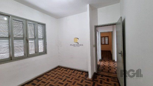Casa /Sobrado  com apartamento e loja, estacionamento, a venda no Bairro Jardim Itu.  Lojão embaixo com dois banheiros e divisórias,