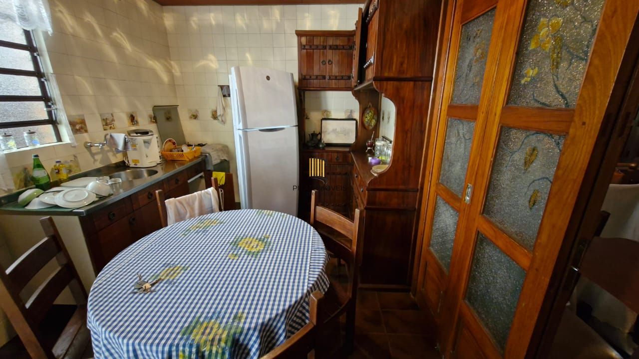 Casa no Bairro Glória, 2 dormitórios, banheiro, 2 garagens, ensolarada e bem ventilada