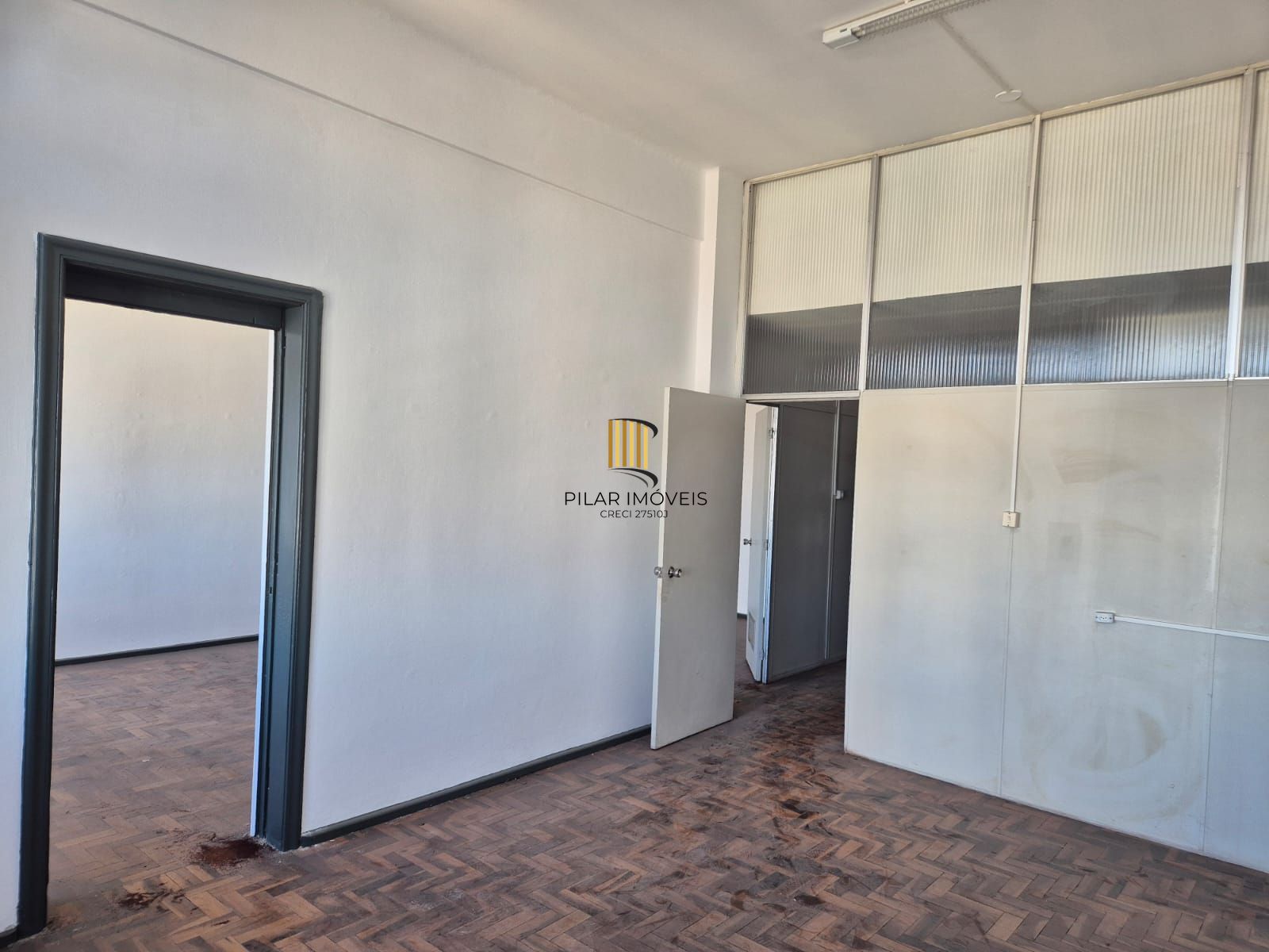Sala em andar alto, desocupada