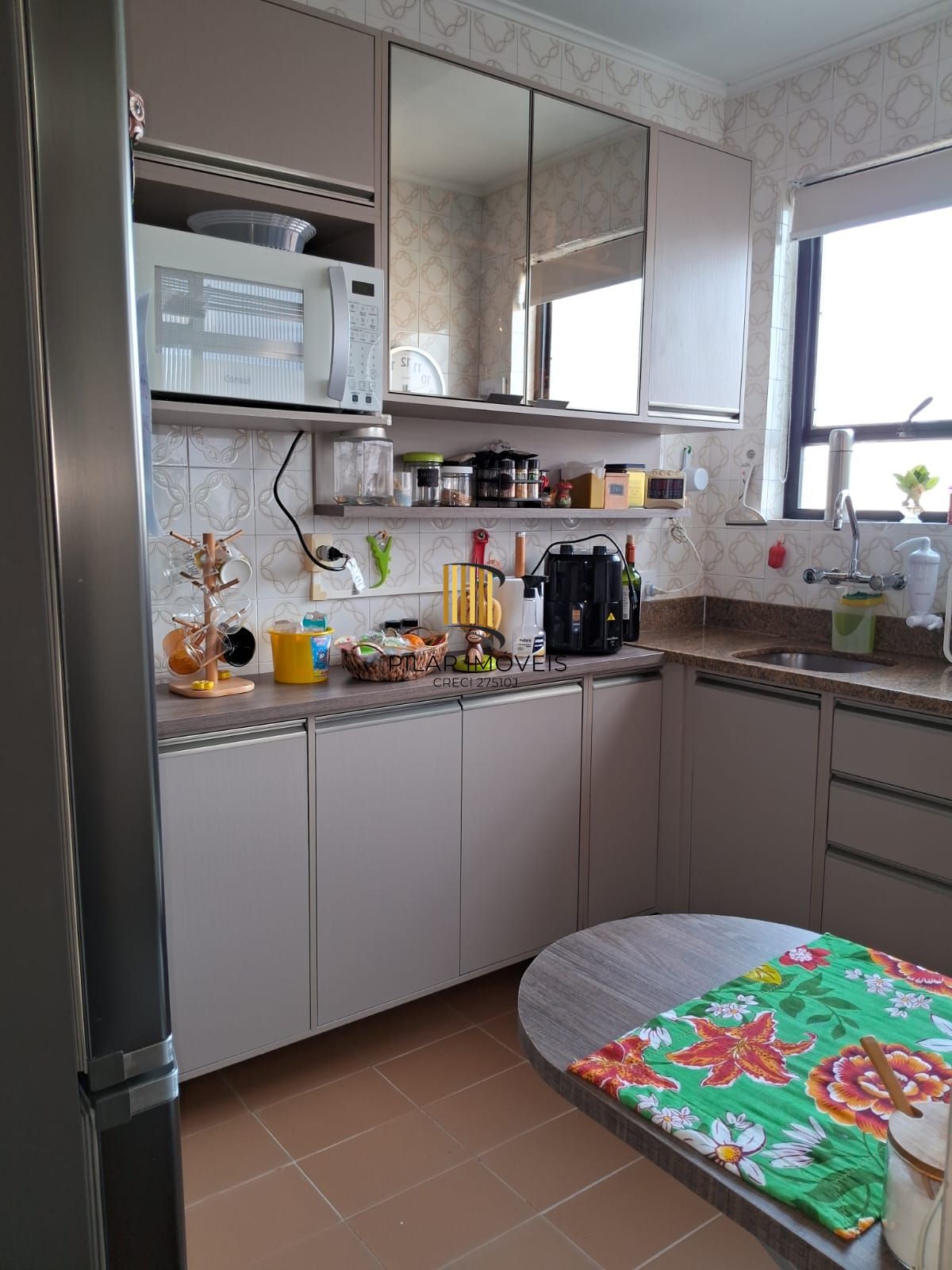 Apartamento de 58 m² com 2 quartos localizado no Bairro Menino Deus.