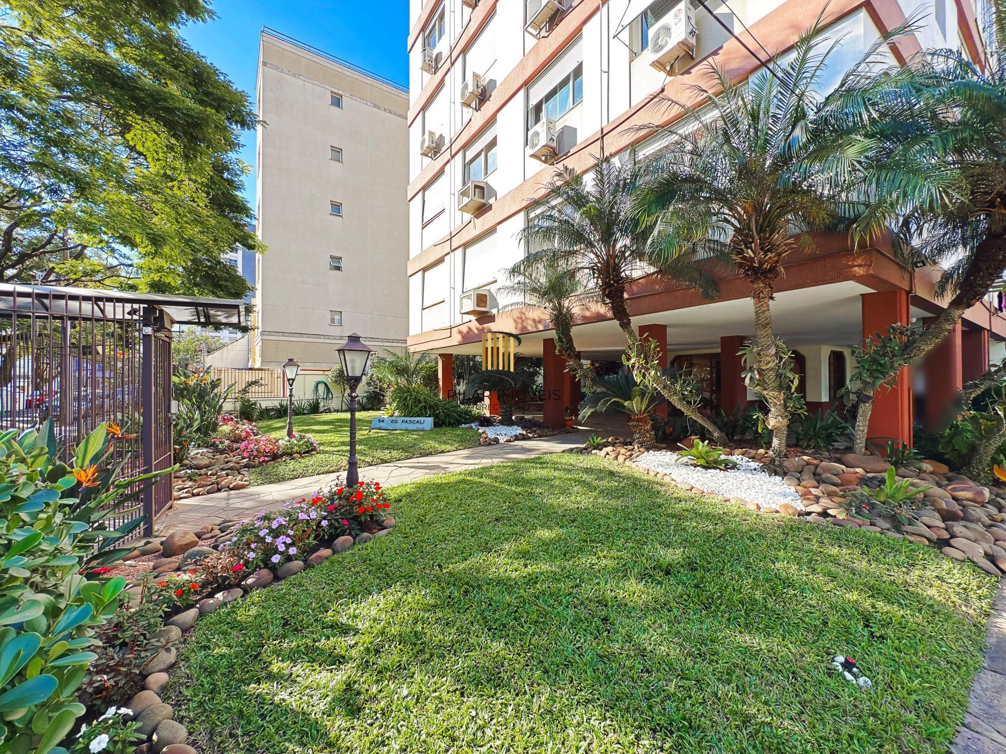 Apto 82m² 3 quartos, sendo um de empregada com suíte, prédio com elevador e vaga de garagem.