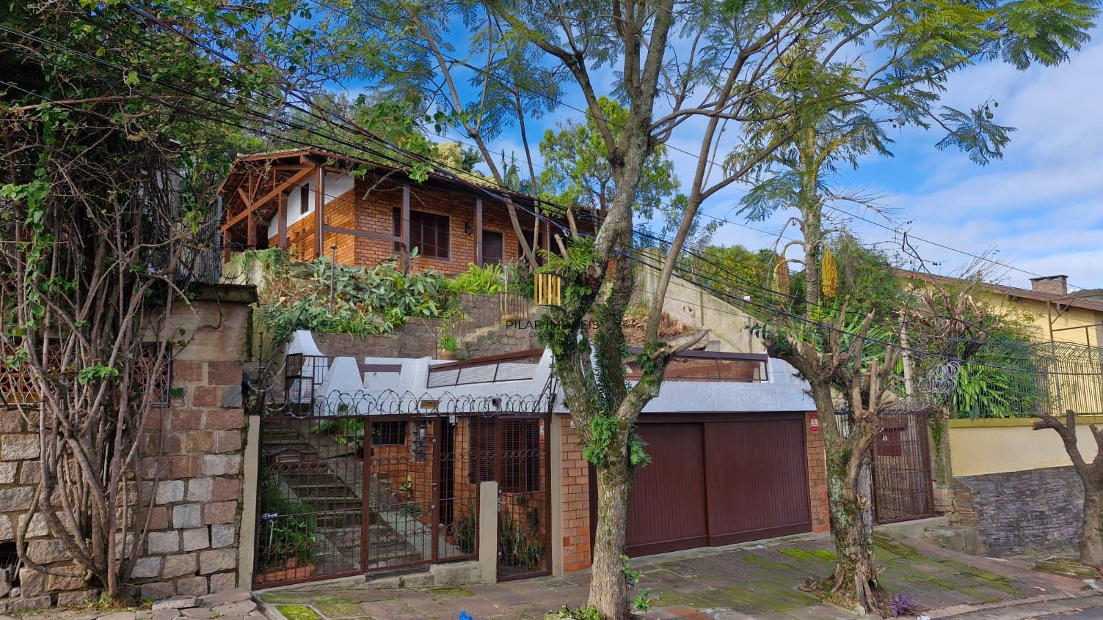 Casa no Bairro Glória, 2 dormitórios, banheiro, 2 garagens, ensolarada e bem ventilada