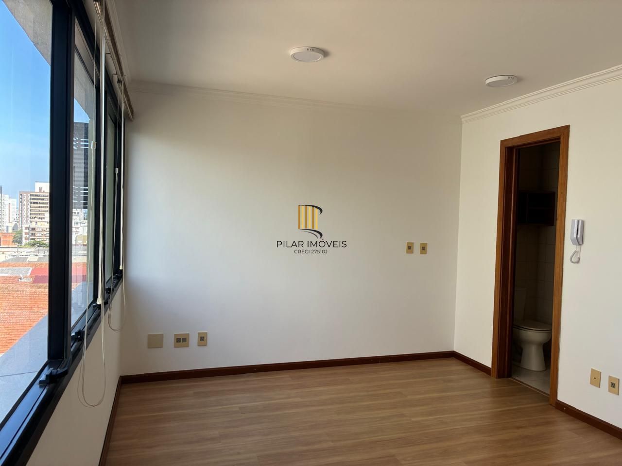 Ótima sala de 24,88 metros quadrados no Menino Deus