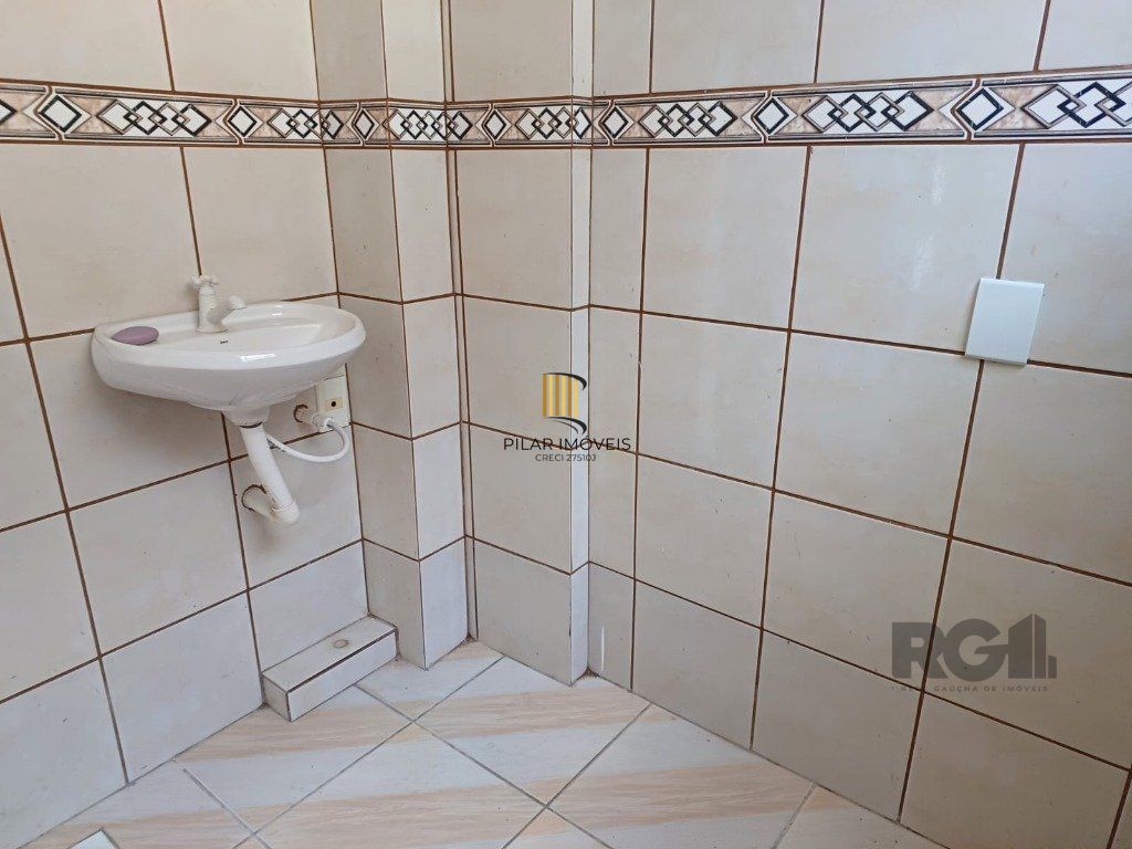 Sala reformada e desocupada!