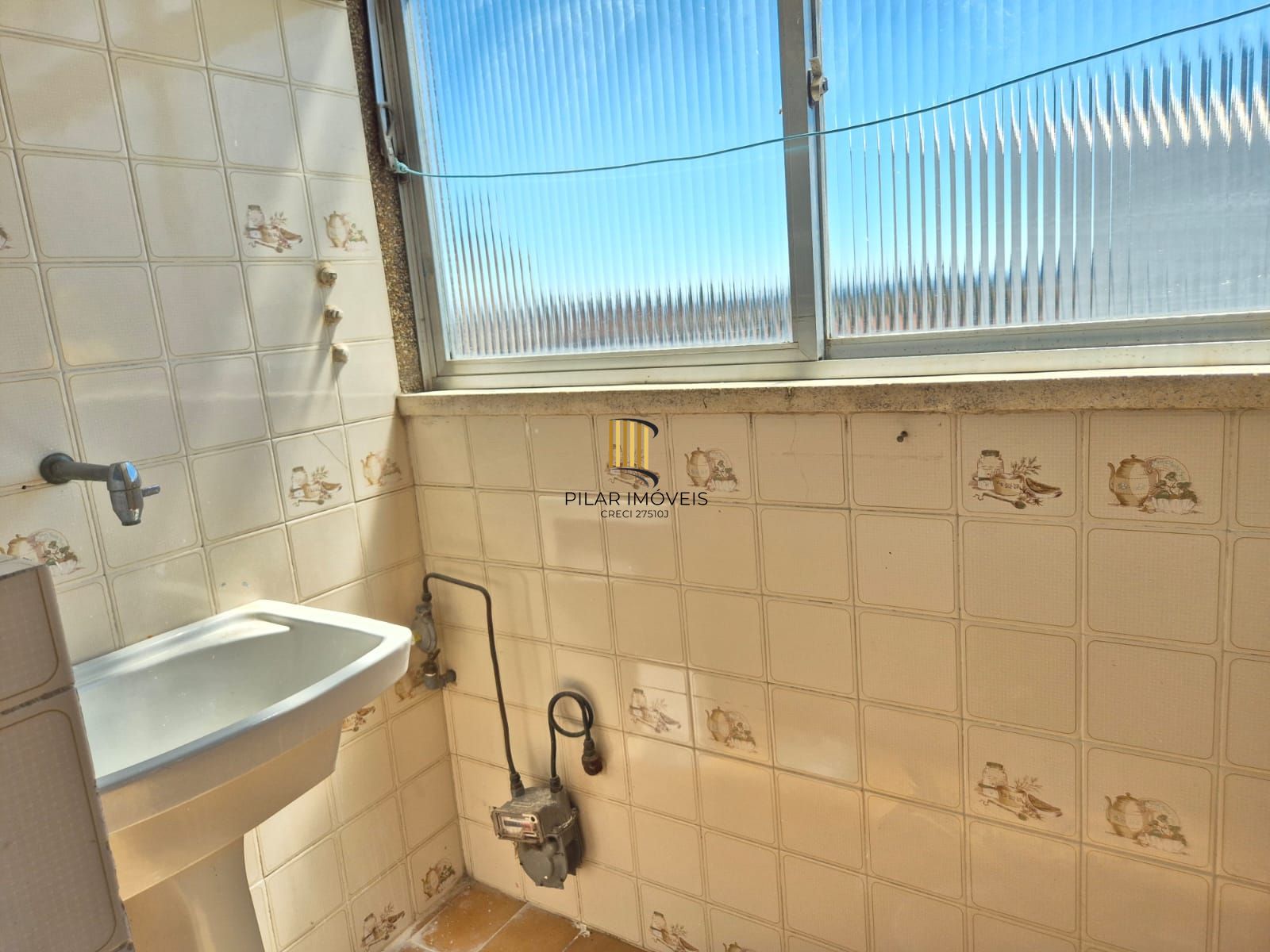 Um dormitório com sacada