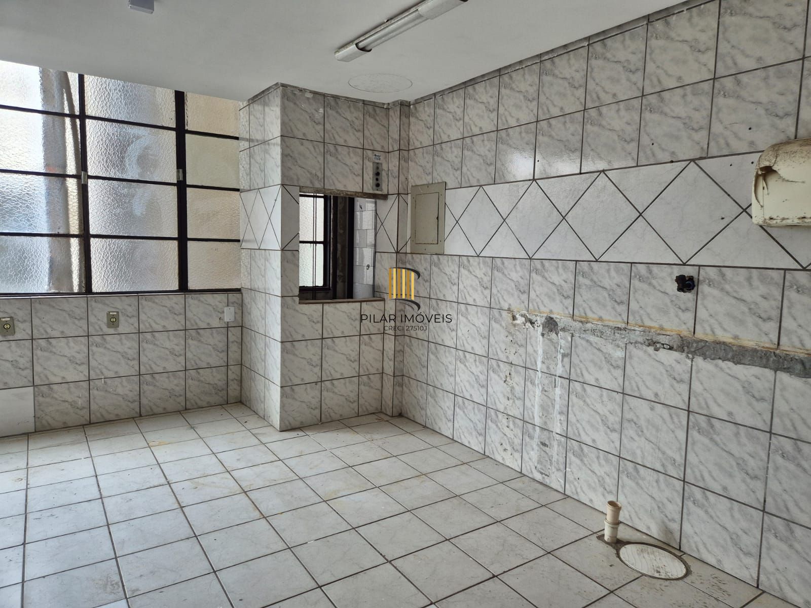 Prédio comercial com 3 andares