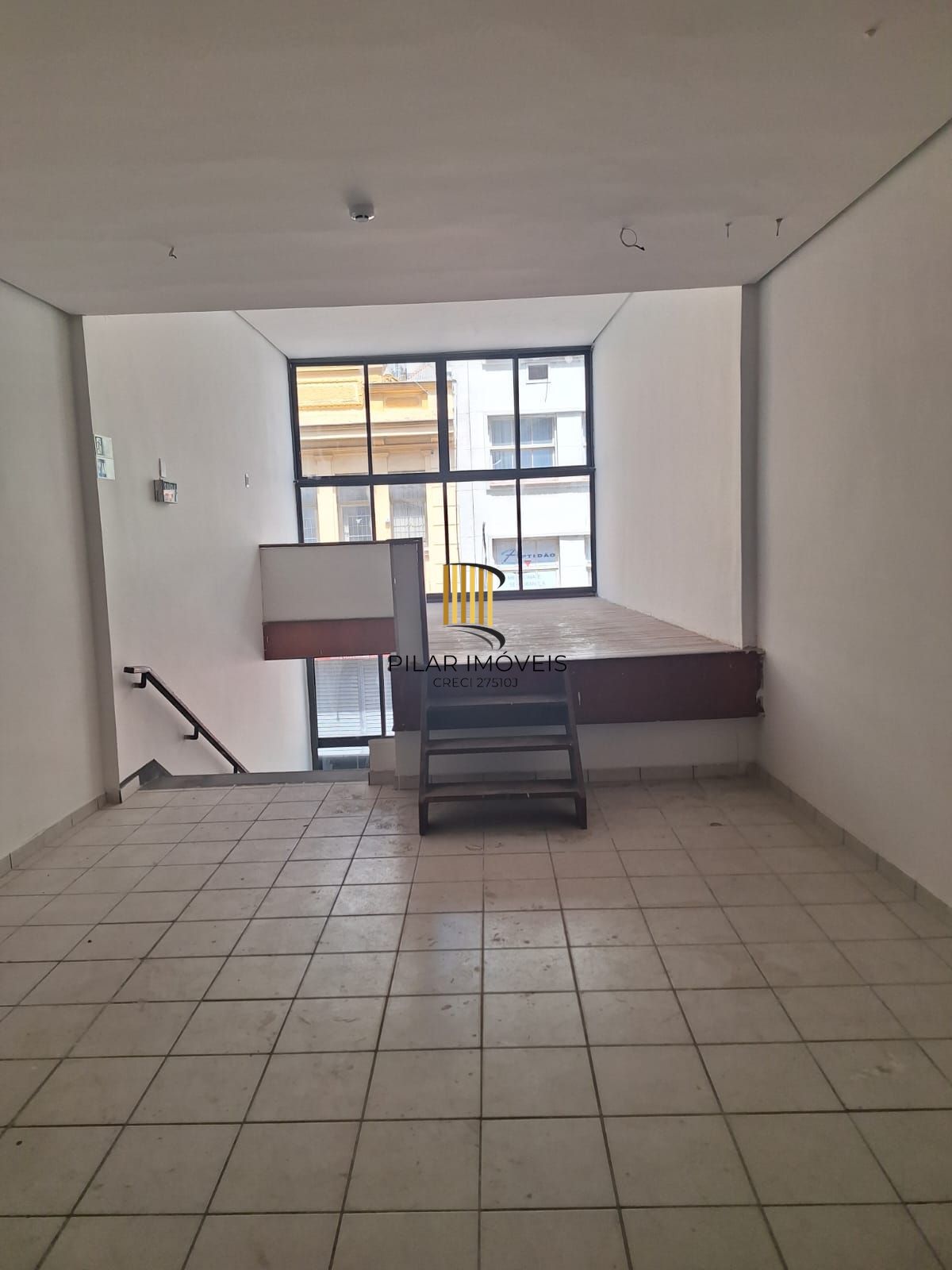 Prédio comercial com 3 andares