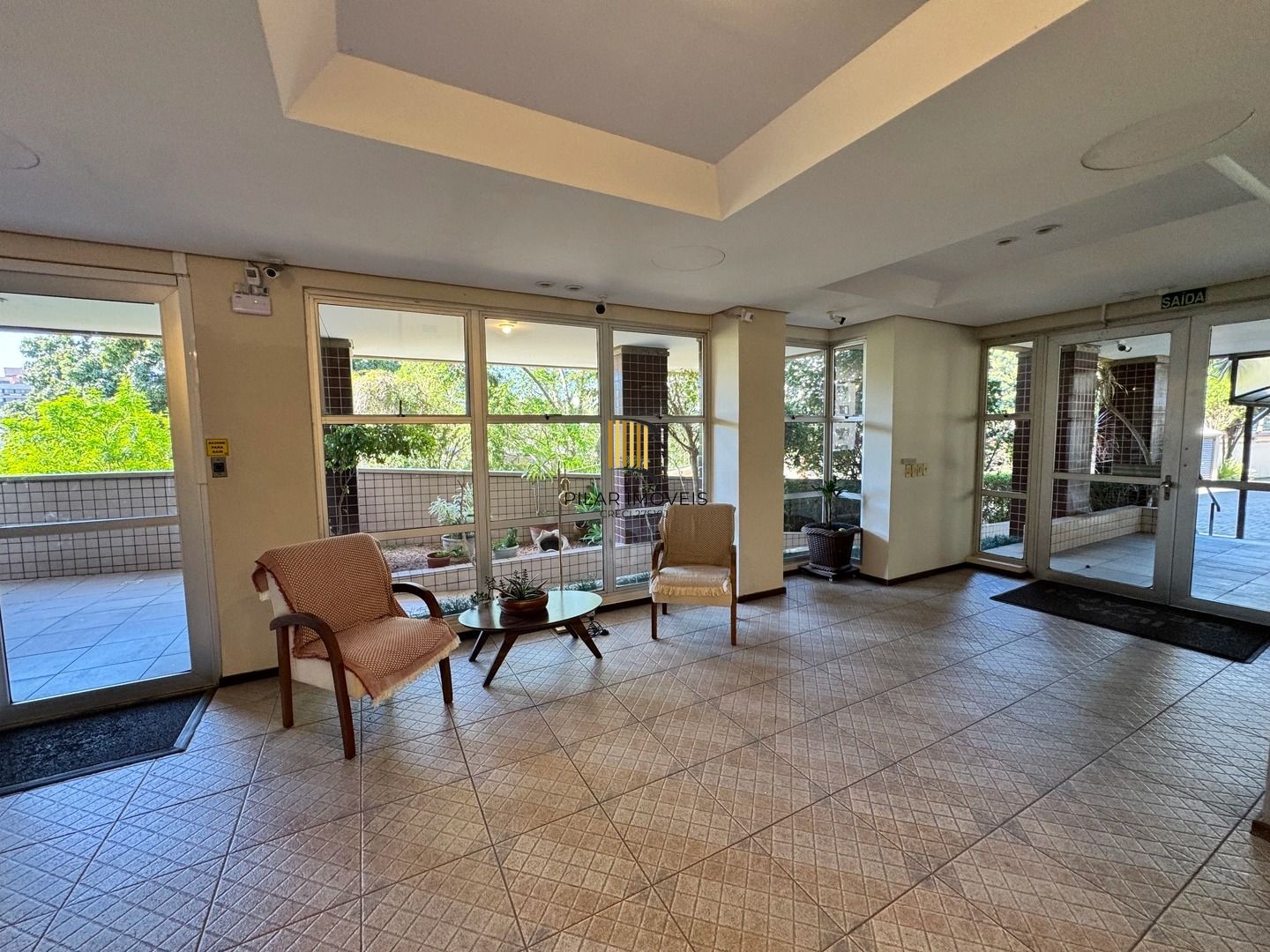 Apartamento dois dormitórios ( uma suíte) garagem/depósito Bairro Menino Deus