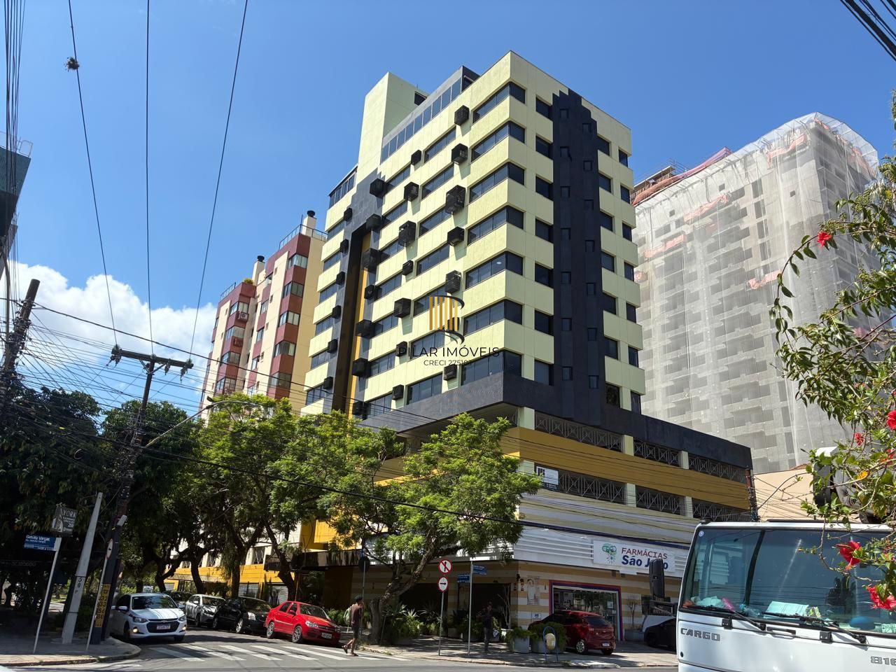 Ótima sala de 24,88 metros quadrados no Menino Deus