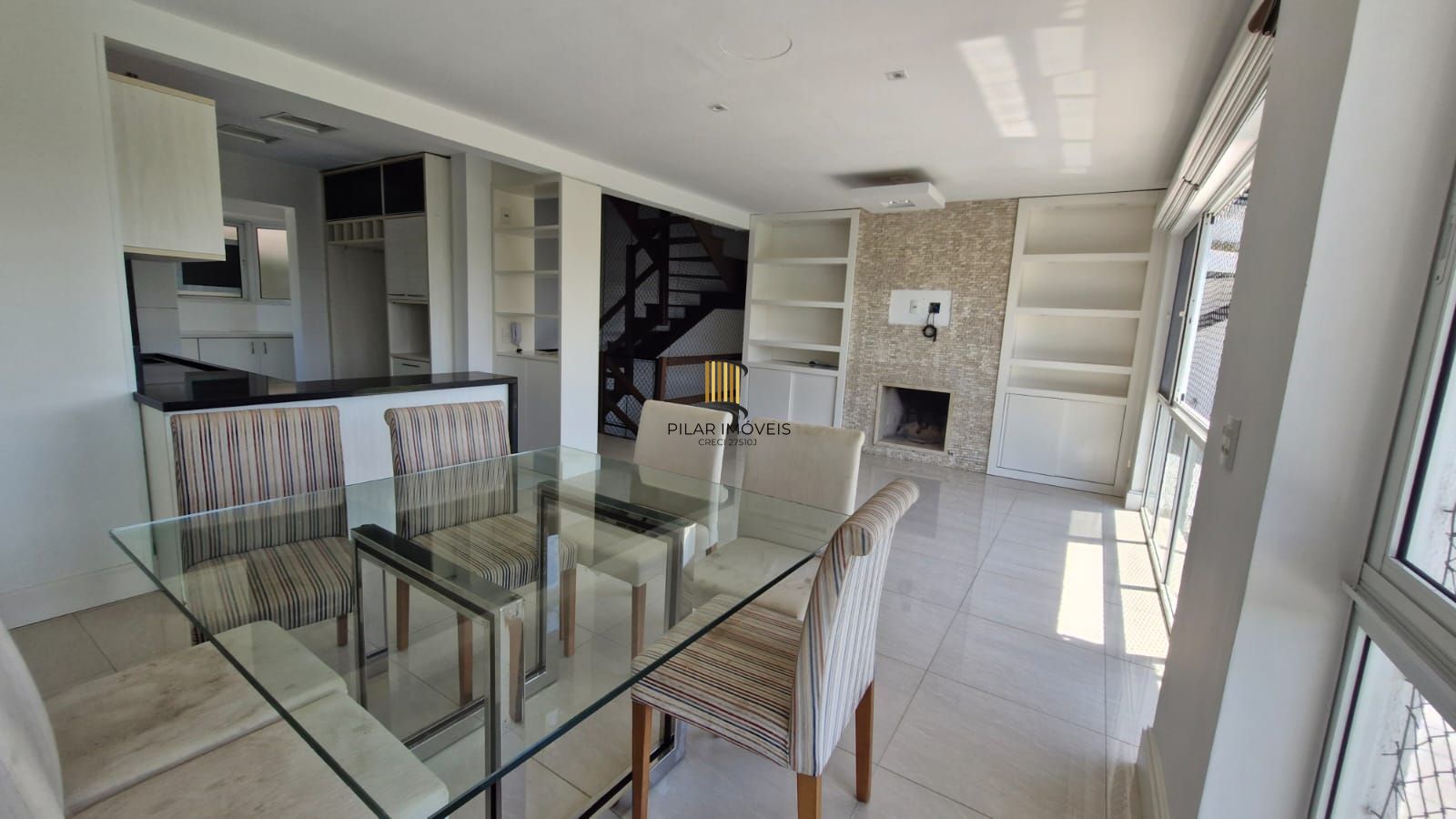 Casa em Condomínio fechado, 5 dormitórios sendo 2 suítes, 5 banheiros, 203 m² de área privativa, 2 garagem cobertas