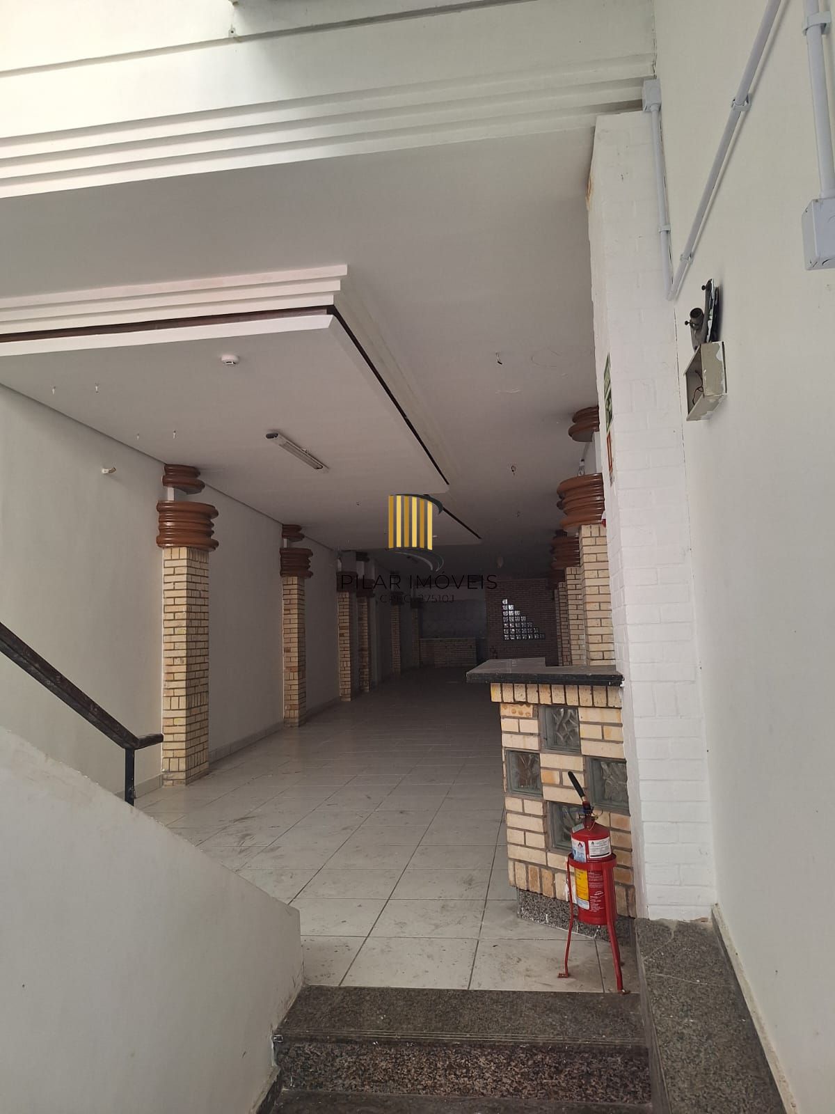 Prédio comercial com 3 andares