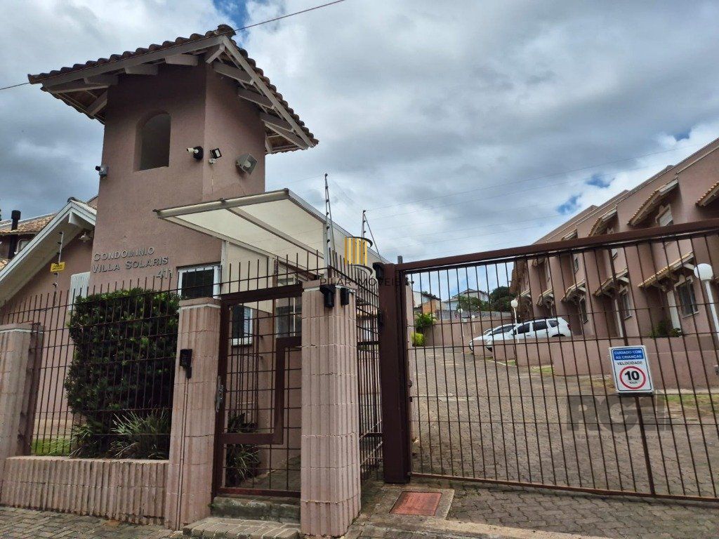 Sobrado em condomínio com 02 dormitórios