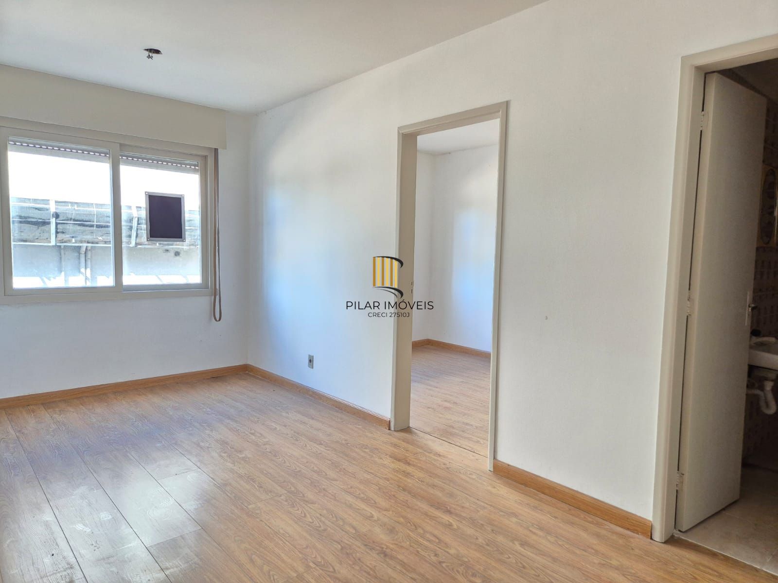 Um dormitório ao lado shoping Lindóia