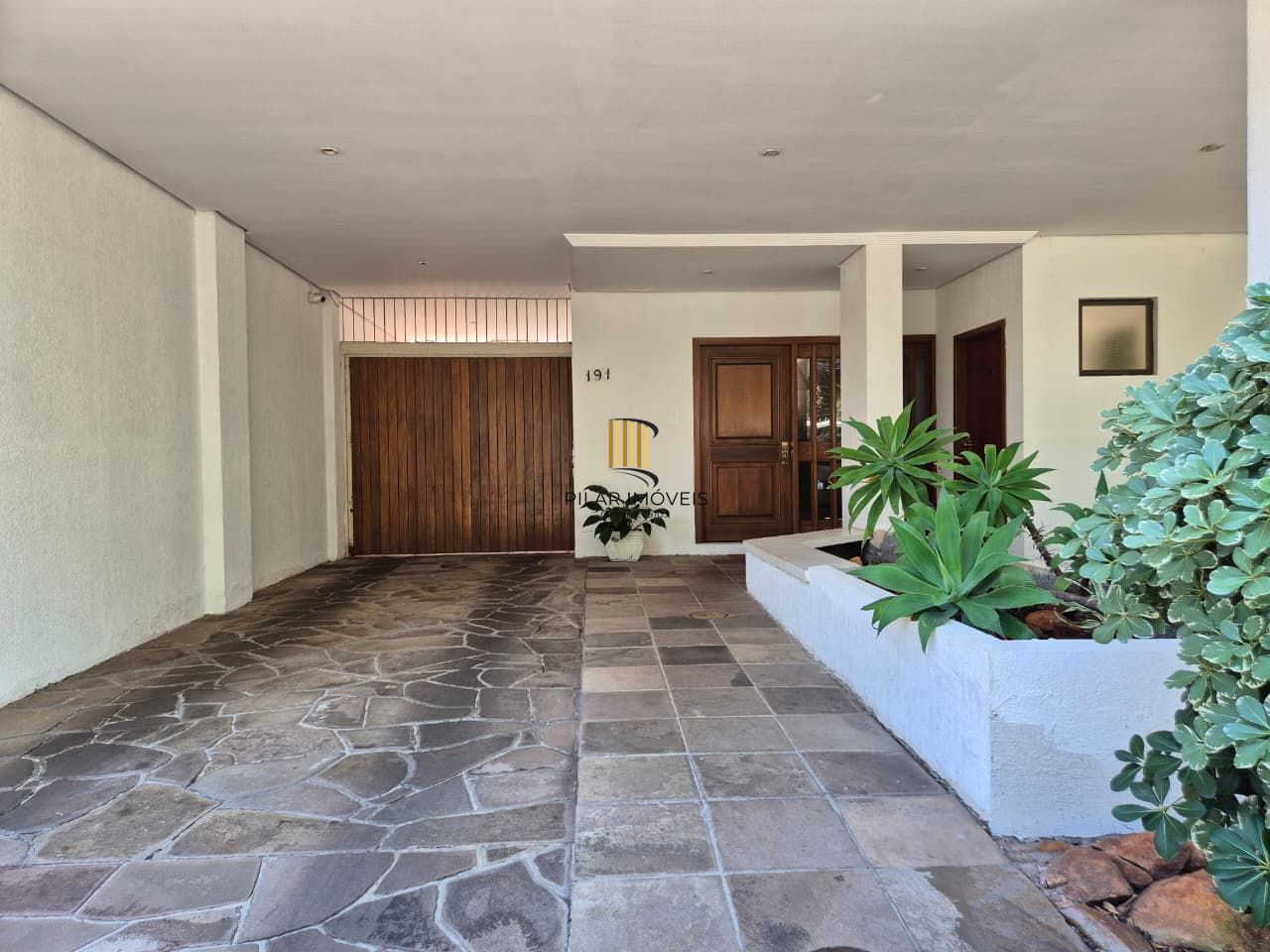 1Suíte, com vaga e churrasqueira