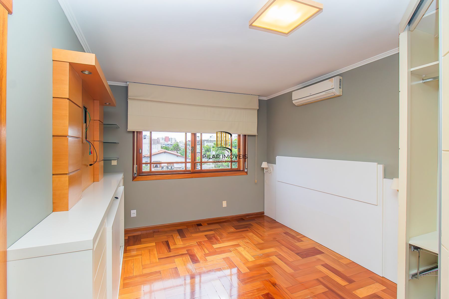 Apartamento semi mobiliado, impecável, com 126m² privativo.