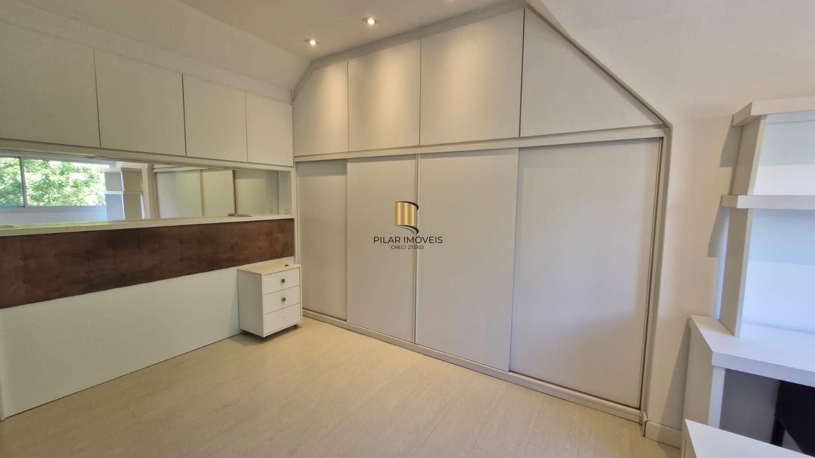Casa em Condomínio fechado, 5 dormitórios sendo 2 suítes, 5 banheiros, 203 m² de área privativa, 2 garagem cobertas
