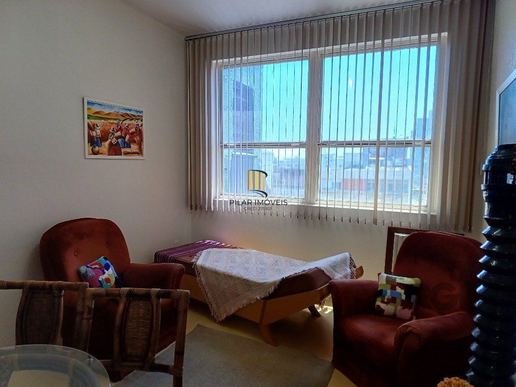 Sala comercial com 20m², andar alto, bem iluminada e ventilada.