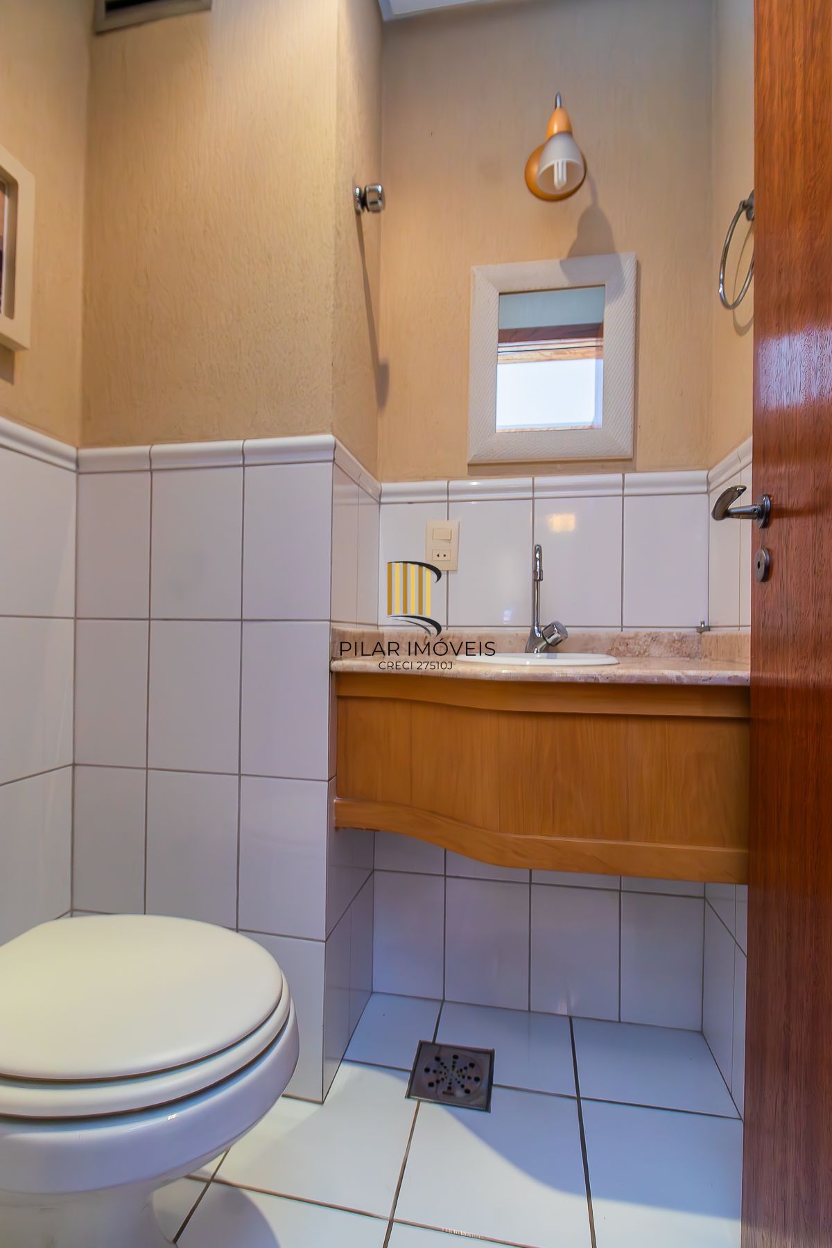Apartamento semi mobiliado, impecável, com 126m² privativo.