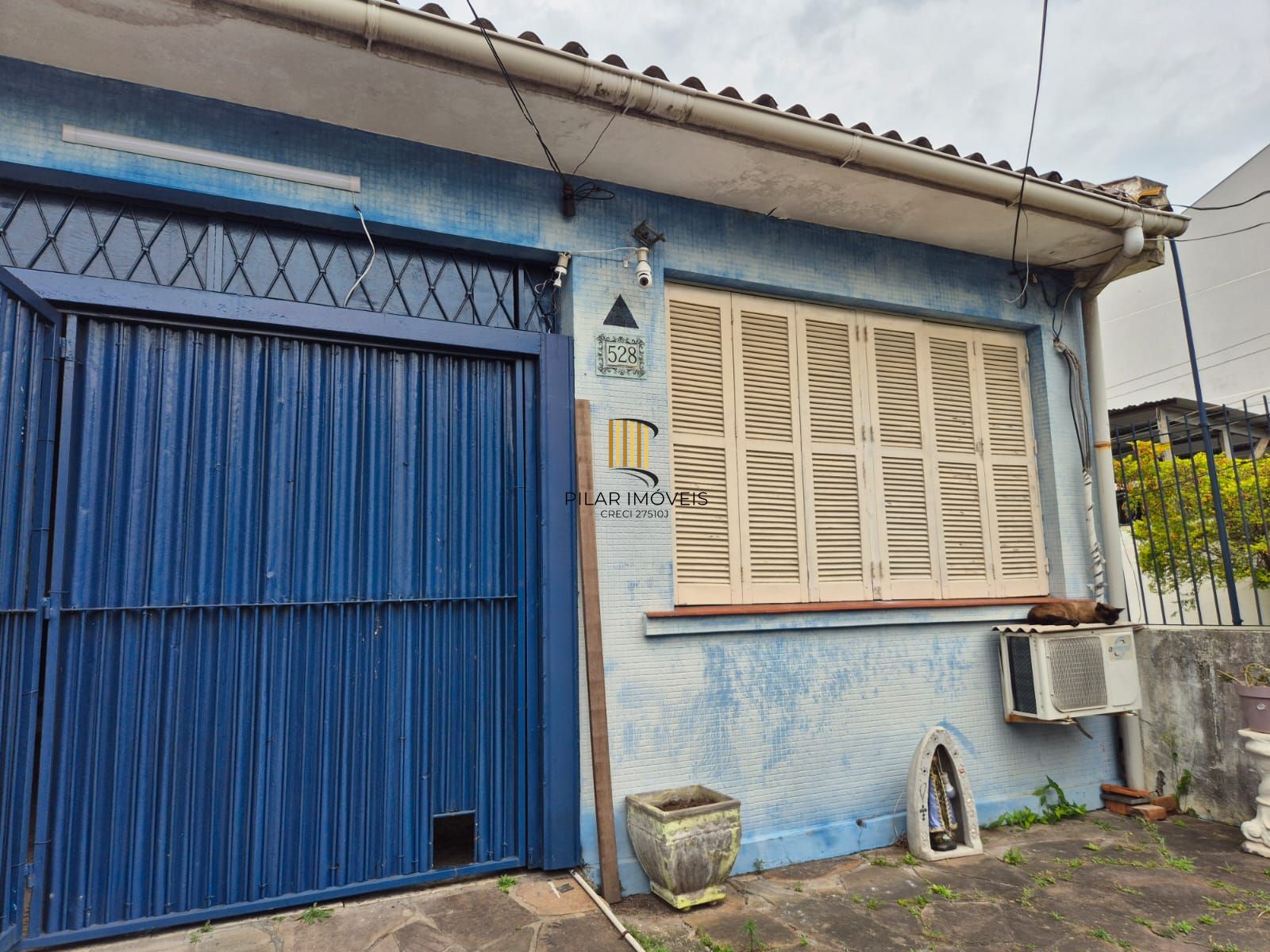 Casa térrea com pátio aos fundos