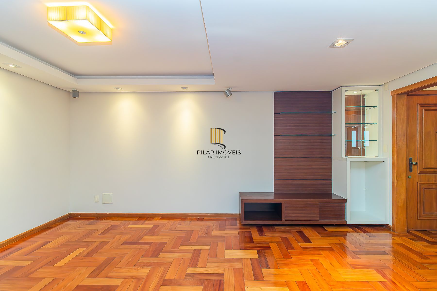 Apartamento semi mobiliado, impecável, com 126m² privativo.