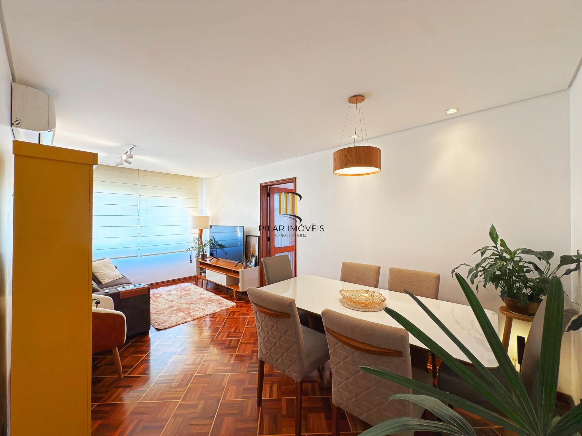 Apto 82m² 3 quartos, sendo um de empregada com suíte, prédio com elevador e vaga de garagem.