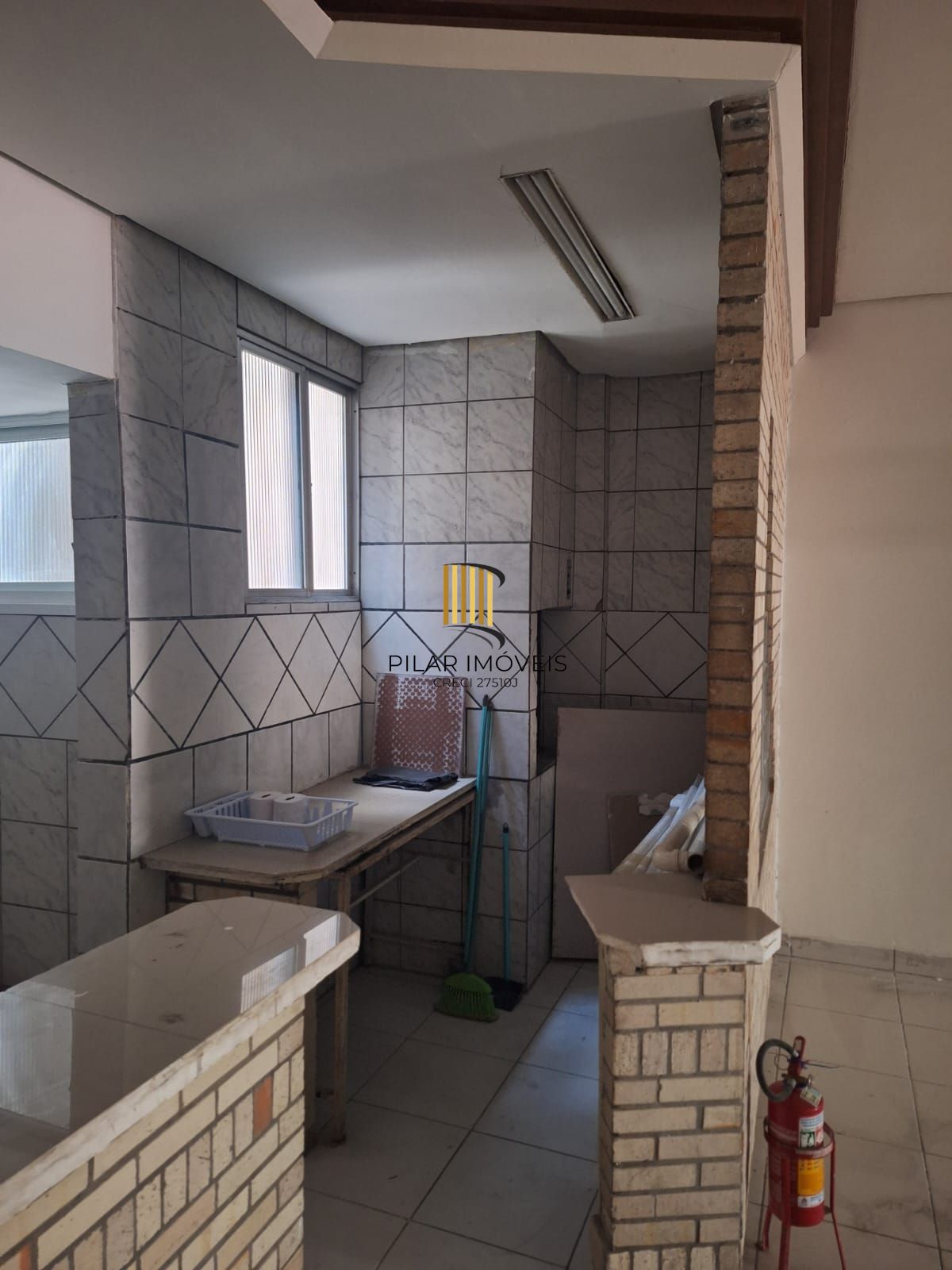 Prédio comercial com 3 andares