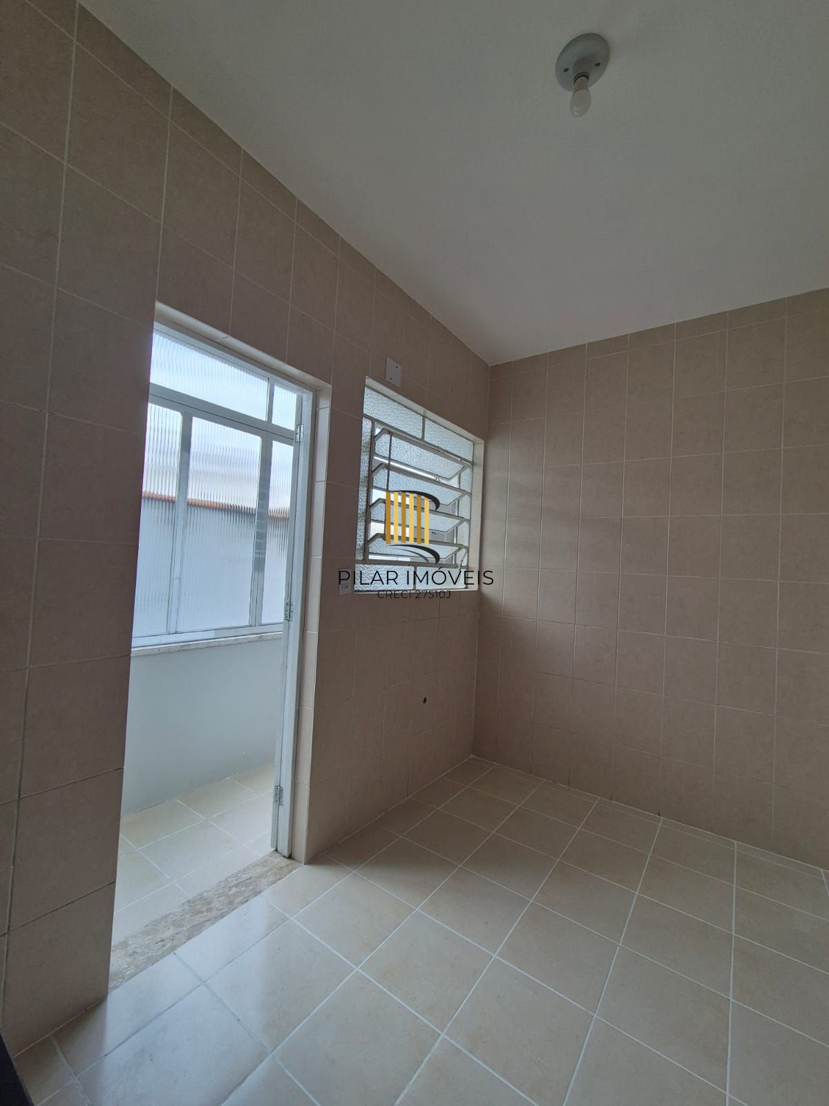 Apto 2D com dependencia completa na Cidade Baixa