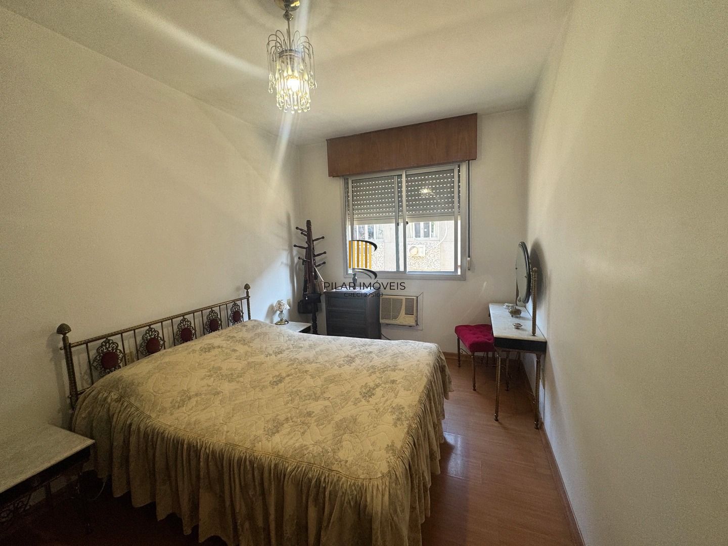 Apartamento dois dormitórios ( uma suíte) garagem/depósito Bairro Menino Deus