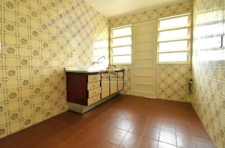 Apartamento de 2 dormitórios, 1 vaga de garagem coberta e escriturada.